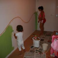 Wir streichen Luaras Zimmer, eine grüne Wiese / Um campo verde surge no quarto da Luara