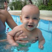 Também da piscina o Raphael gostou / Auch im Pool fühlt sich Raphael wohl