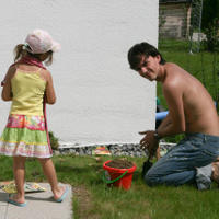 Plantando no nosso jardim. Pflanzen im Garten